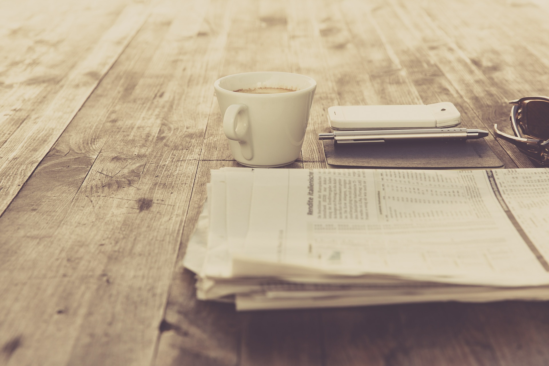 Tisch mit Unterlagen und Tasse