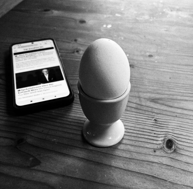 Ei und Handy auf Tisch
